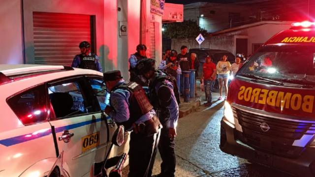 Vehículo de taxi acordonado por la policía en escena del crimen.