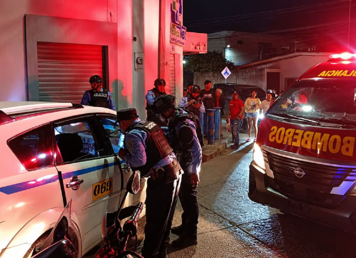 Vehículo de taxi acordonado por la policía en escena del crimen.
