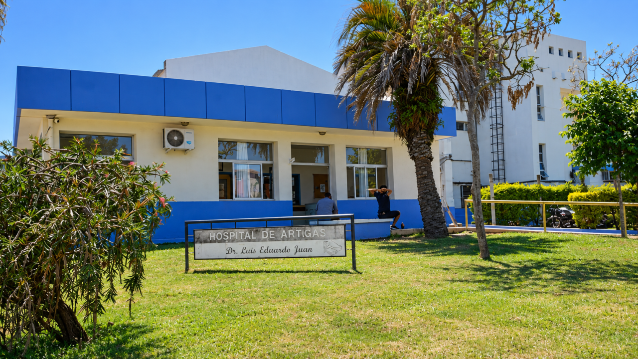 Acceso principal a un hospital del sistema público de atención médica de ASSE.