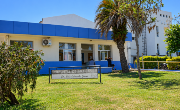 Acceso principal a un hospital del sistema público de atención médica de ASSE.