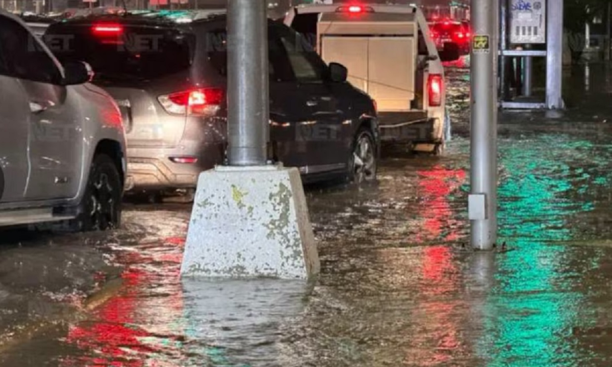 Calles de Ciudad Juárez cubiertas de agua y hielo tras la fuerte tormenta.