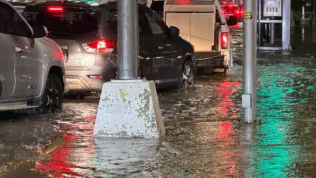 Calles de Ciudad Juárez cubiertas de agua y hielo tras la fuerte tormenta.