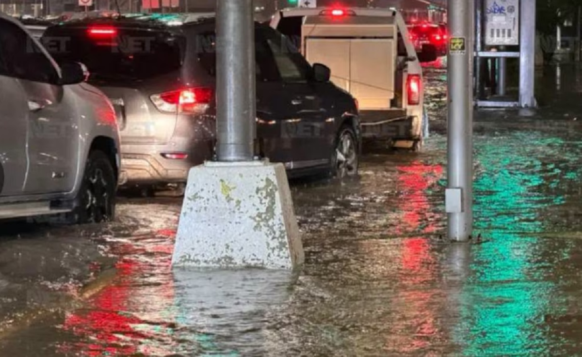 Calles de Ciudad Juárez cubiertas de agua y hielo tras la fuerte tormenta.