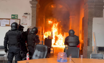 Incendio provocado en la puerta del Congreso de Jalisco durante las protestas.