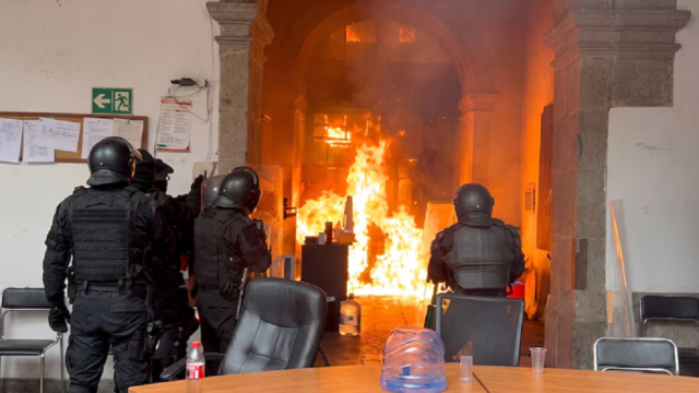 Incendio provocado en la puerta del Congreso de Jalisco durante las protestas.