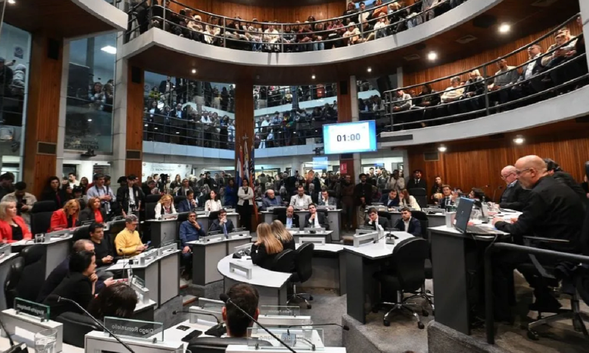 Sala de sesiones de la Junta Departamental durante un debate entre ediles.