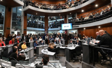 Sala de sesiones de la Junta Departamental durante un debate entre ediles.