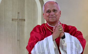 El papa León XIV saludando desde el balcón de la Basílica de San Pedro en el Vaticano.