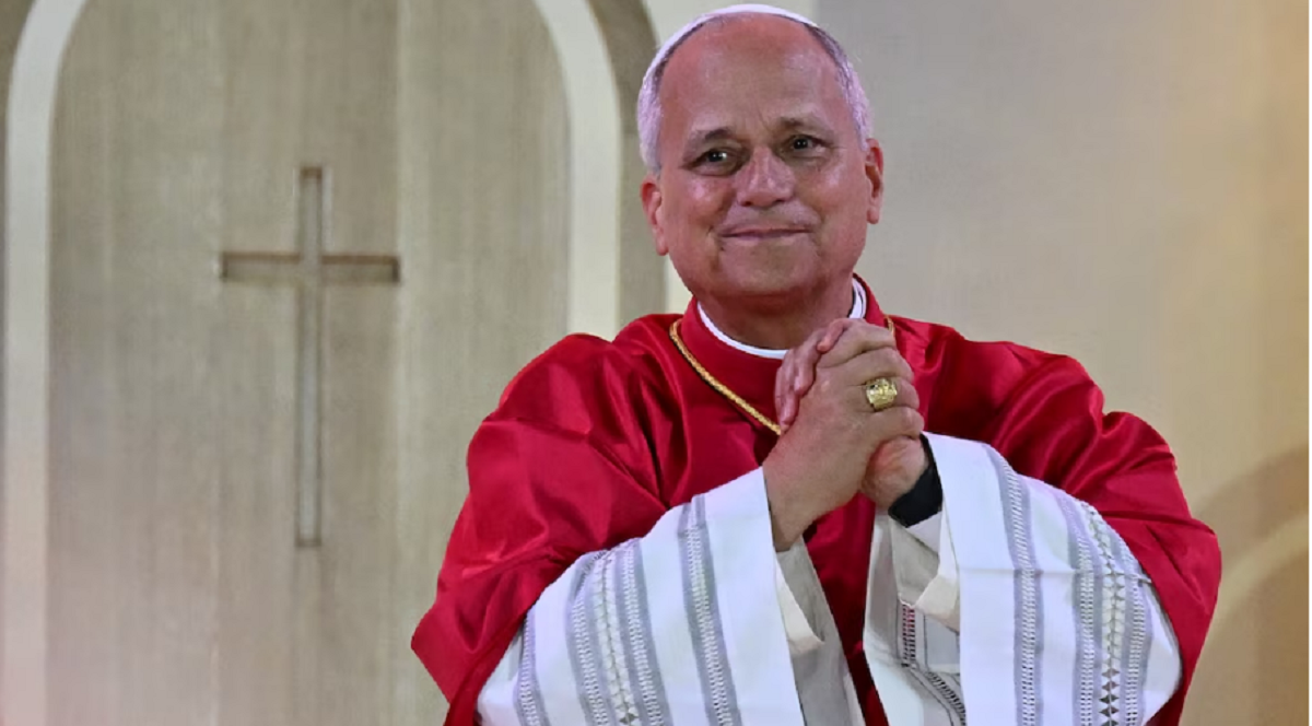 El papa León XIV saludando a los fieles durante el rezo del Ángelus en el Vaticano.