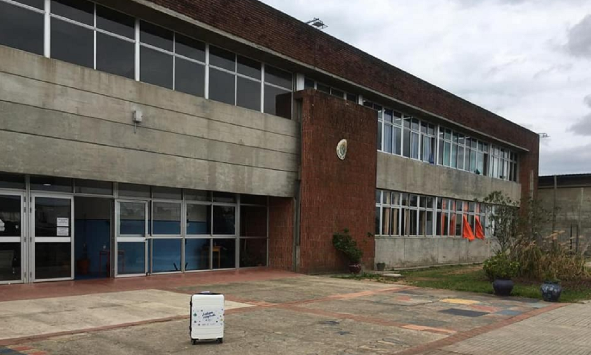 Fachada del Liceo N° 5 de Tacuarembó con ambulancias en la puerta.