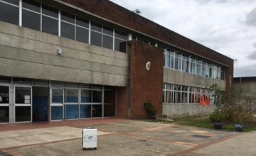 Fachada del Liceo N° 5 de Tacuarembó con ambulancias en la puerta.