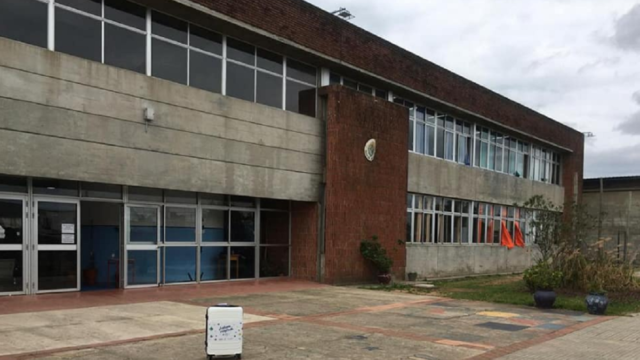 Fachada del Liceo N° 5 de Tacuarembó con ambulancias en la puerta.