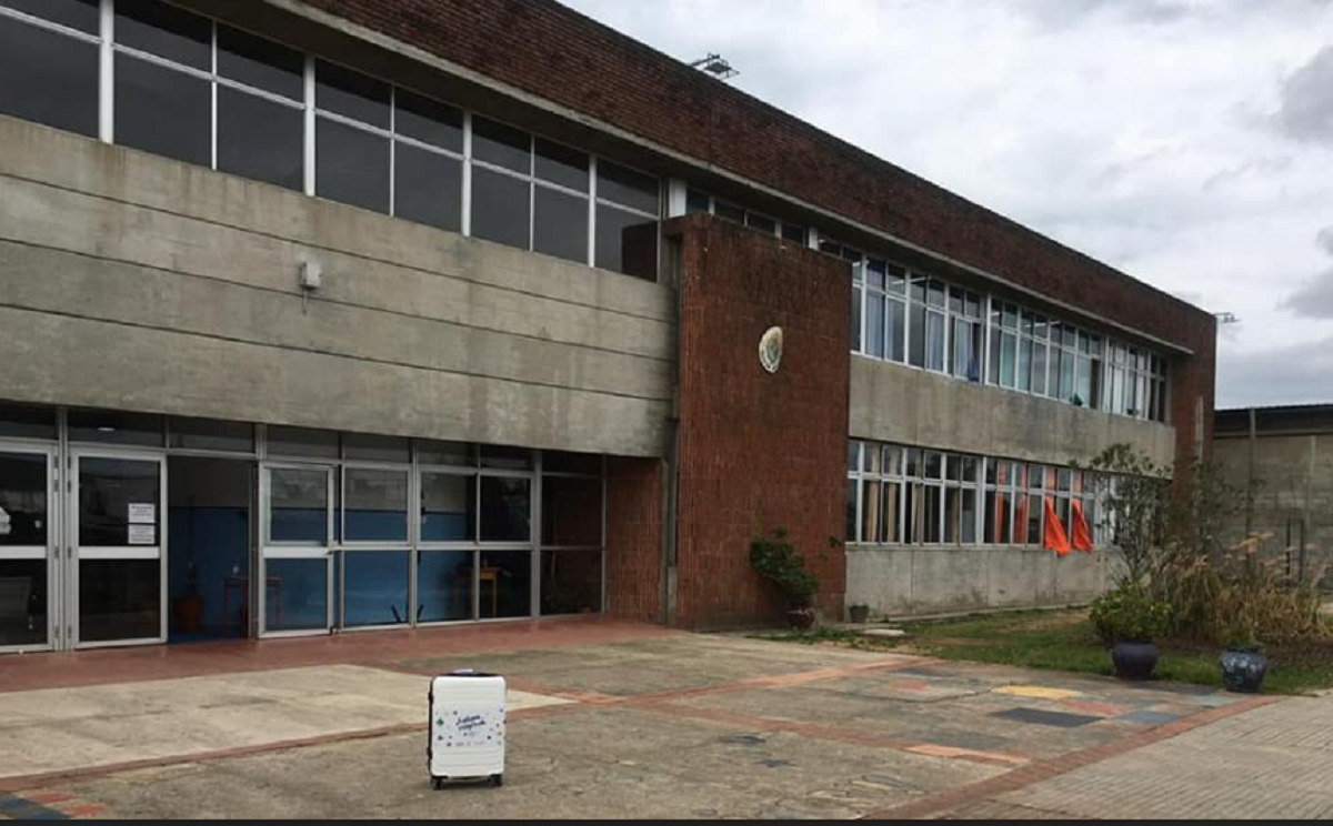 Fachada del Liceo N° 5 de Tacuarembó con ambulancias en la puerta.