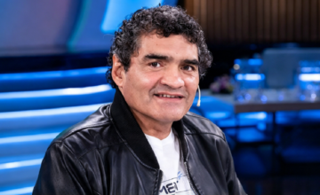 Jorge Locomotora Castro festejando con los brazos en alto sobre el ring tras ganar el título mundial.