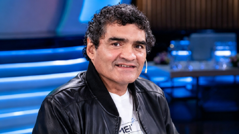 Jorge Locomotora Castro festejando con los brazos en alto sobre el ring tras ganar el título mundial.