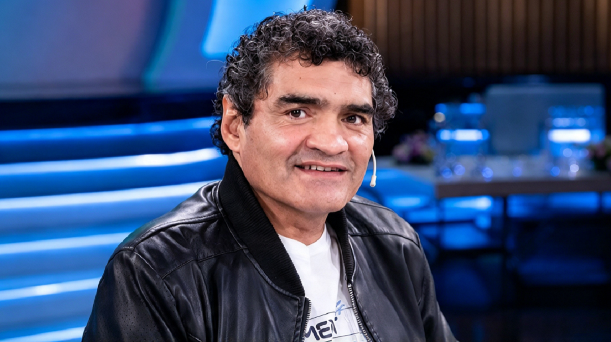 Jorge Locomotora Castro festejando con los brazos en alto sobre el ring tras ganar el título mundial.