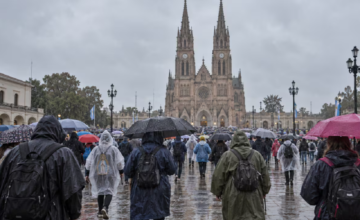 Fieles avanzando bajo la lluvia hacia Luján.. Fuente: La Nación