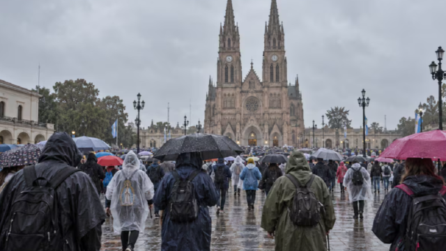 Fieles avanzando bajo la lluvia hacia Luján.. Fuente: La Nación