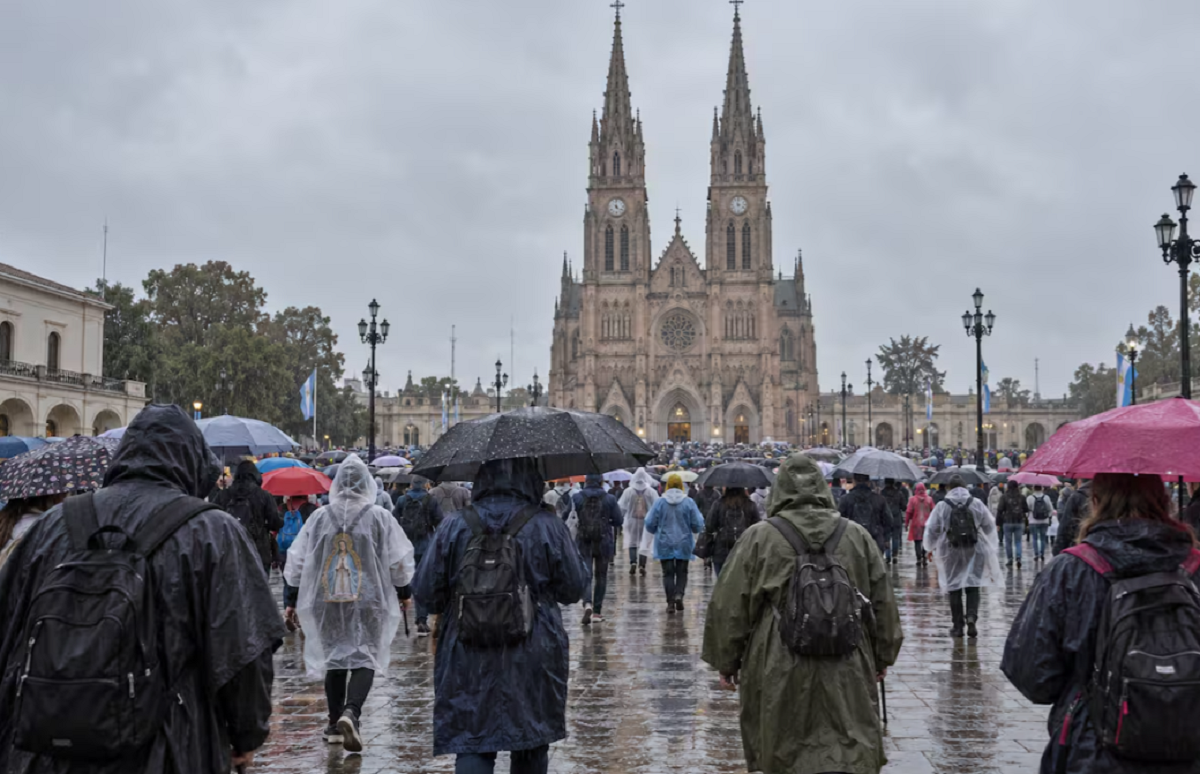Fieles avanzando bajo la lluvia hacia Luján.. Fuente: La Nación
