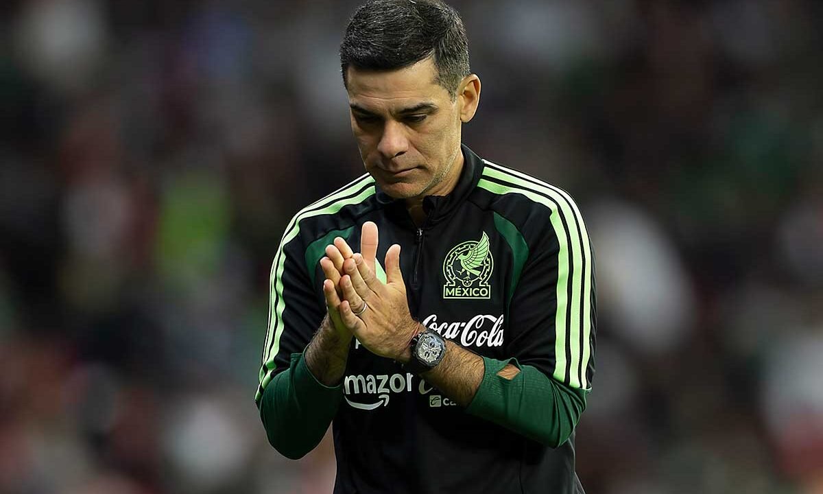 Fotografía de archivo del entrenador Rafael Márquez dirigiendo a la Selección Mexicana.
