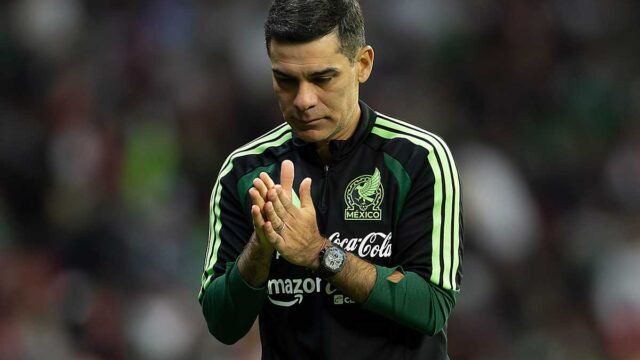 Fotografía de archivo del entrenador Rafael Márquez dirigiendo a la Selección Mexicana.
