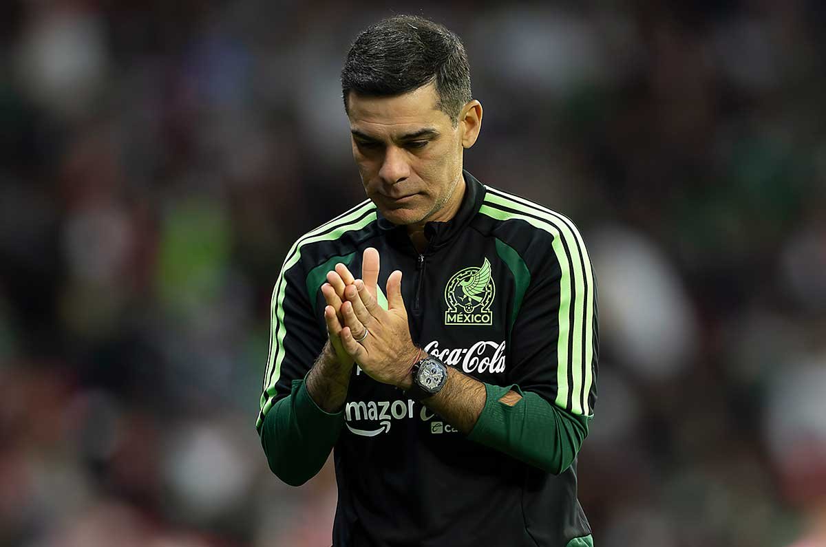 Fotografía de archivo del entrenador Rafael Márquez dirigiendo a la Selección Mexicana.