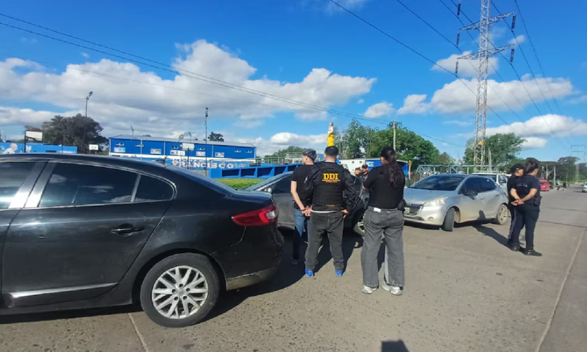 Patrullero policial custodiando la avenida Crovara en Isidro Casanova.