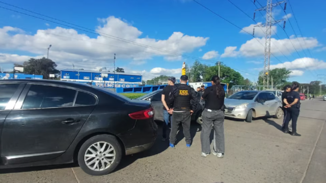 Patrullero policial custodiando la avenida Crovara en Isidro Casanova.