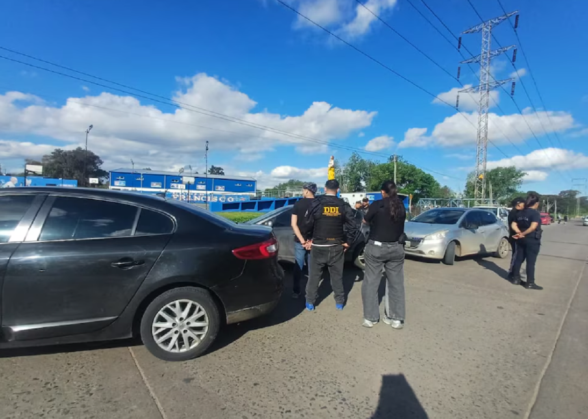 Patrullero policial custodiando la avenida Crovara en Isidro Casanova.
