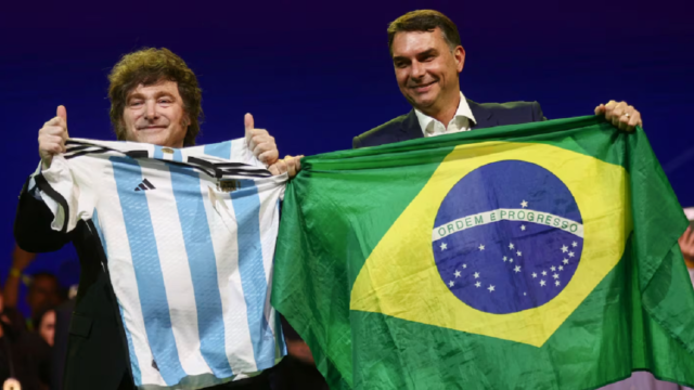 Javier Milei y Flávio Bolsonaro en un acto político.