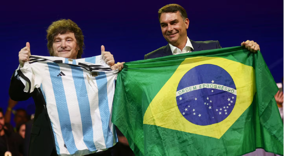 Javier Milei y Flávio Bolsonaro en un acto político.