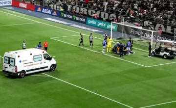Ambulancia ingresando al campo de juego durante un partido de fútbol.