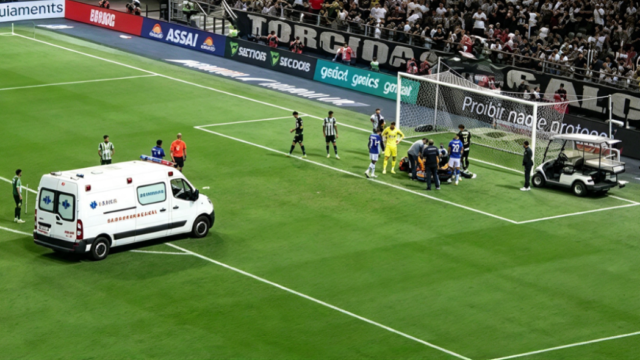 Ambulancia ingresando al campo de juego durante un partido de fútbol.