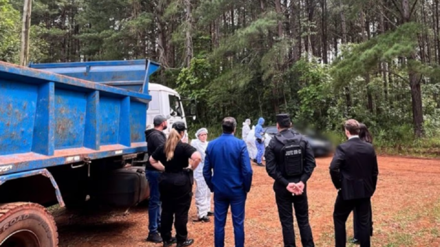Patrullero policial y personal de fuerzas de seguridad desplegados en un operativo de peritaje.