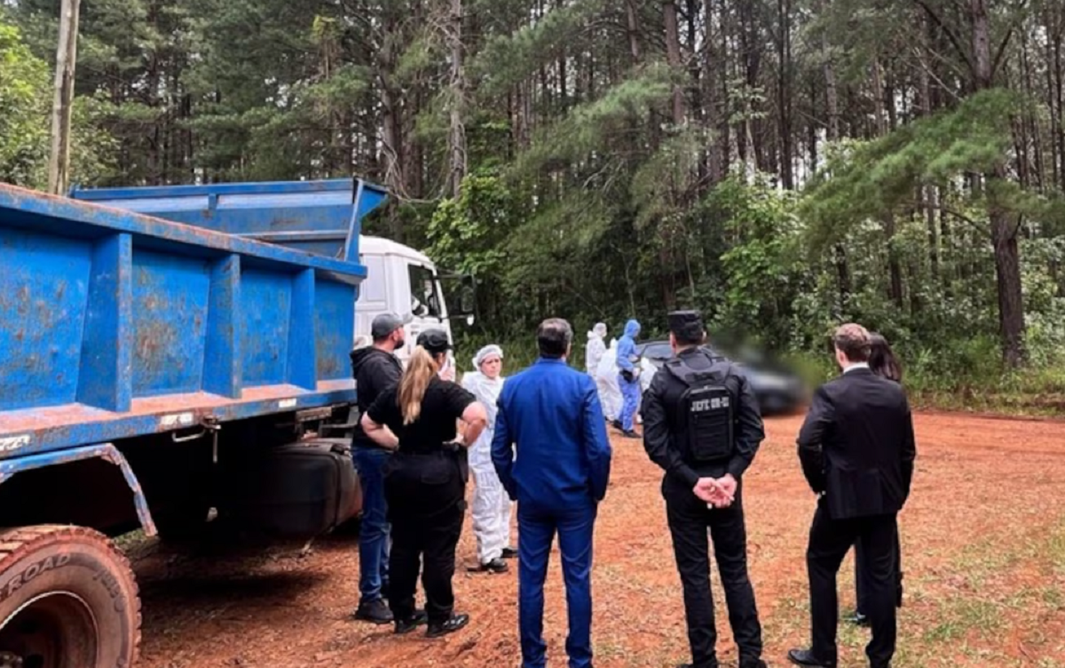 Patrullero policial y personal de fuerzas de seguridad desplegados en un operativo de peritaje.