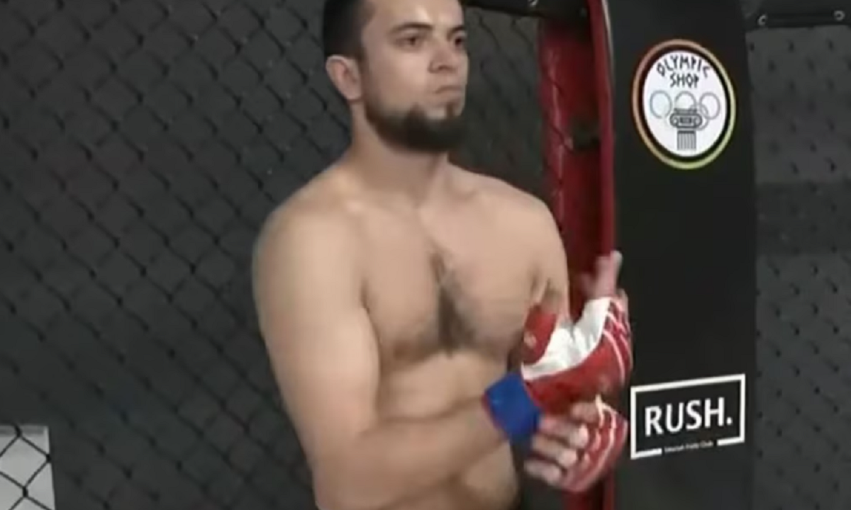 El luchador de artes marciales mixtas Farhod Rahimzoda durante un entrenamiento.