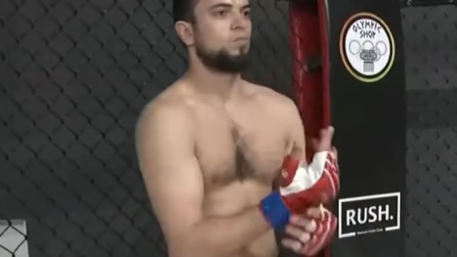 El luchador de artes marciales mixtas Farhod Rahimzoda durante un entrenamiento.