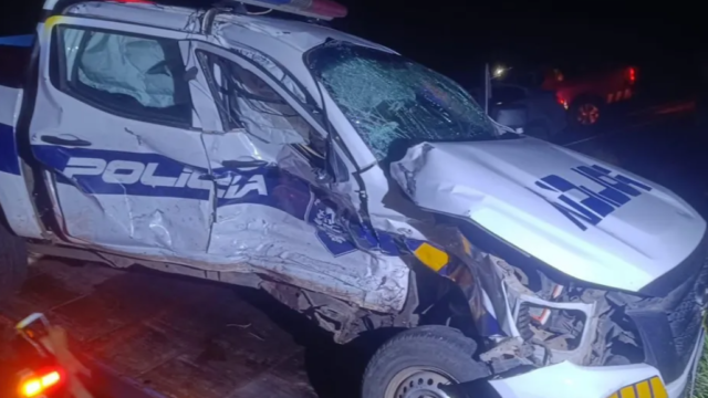 Fotografía del operativo policial en el retén de Pueblo Belén tras el impacto del auto robado.