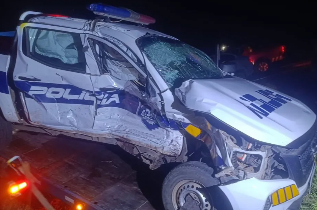 Fotografía del operativo policial en el retén de Pueblo Belén tras el impacto del auto robado.