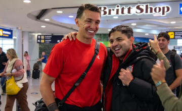 Fernando Muslera saludando a los hinchas de Estudiantes de La Plata en el aeropuerto.