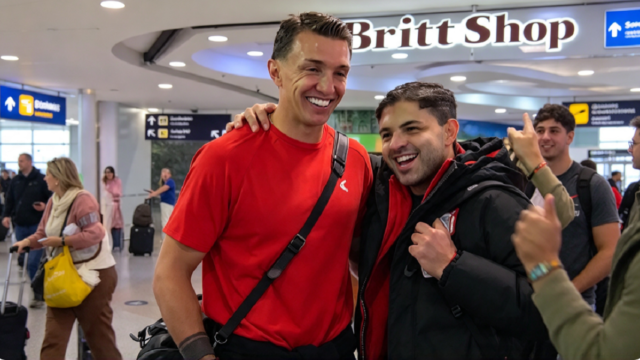 Fernando Muslera saludando a los hinchas de Estudiantes de La Plata en el aeropuerto.
