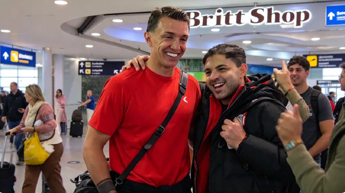 Fernando Muslera saludando a los hinchas de Estudiantes de La Plata en el aeropuerto.