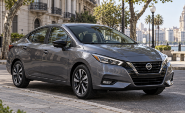 Vehículo sedán Nissan Versa 2026 estacionado en un entorno urbano