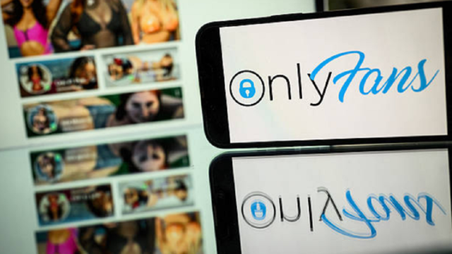 Primer plano de un teléfono celular con aplicaciones de finanzas y plataformas digitales.