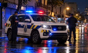 Patrullero de la Policía de Uruguay en un operativo nocturno.