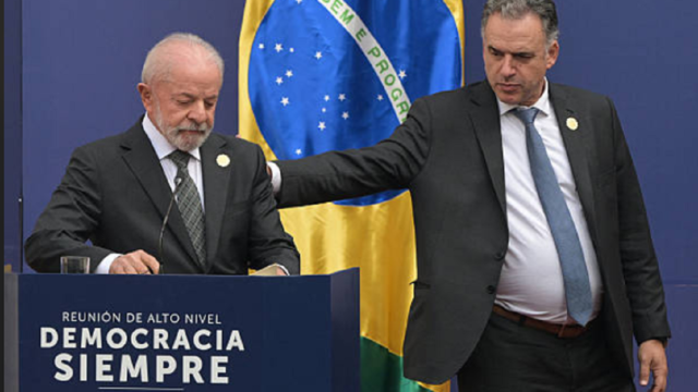 Yamandú Orsi y Luiz Inácio Lula da Silva durante una reunión bilateral en la ONU.