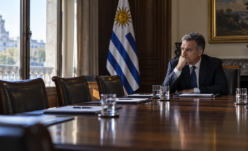 El presidente Yamandú Orsi y el mandatario brasileño Lula da Silva en una cumbre.