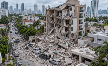 Vista aérea de vehículos sepultados bajo los escombros de un edificio colapsado por el terremoto en Panamá.