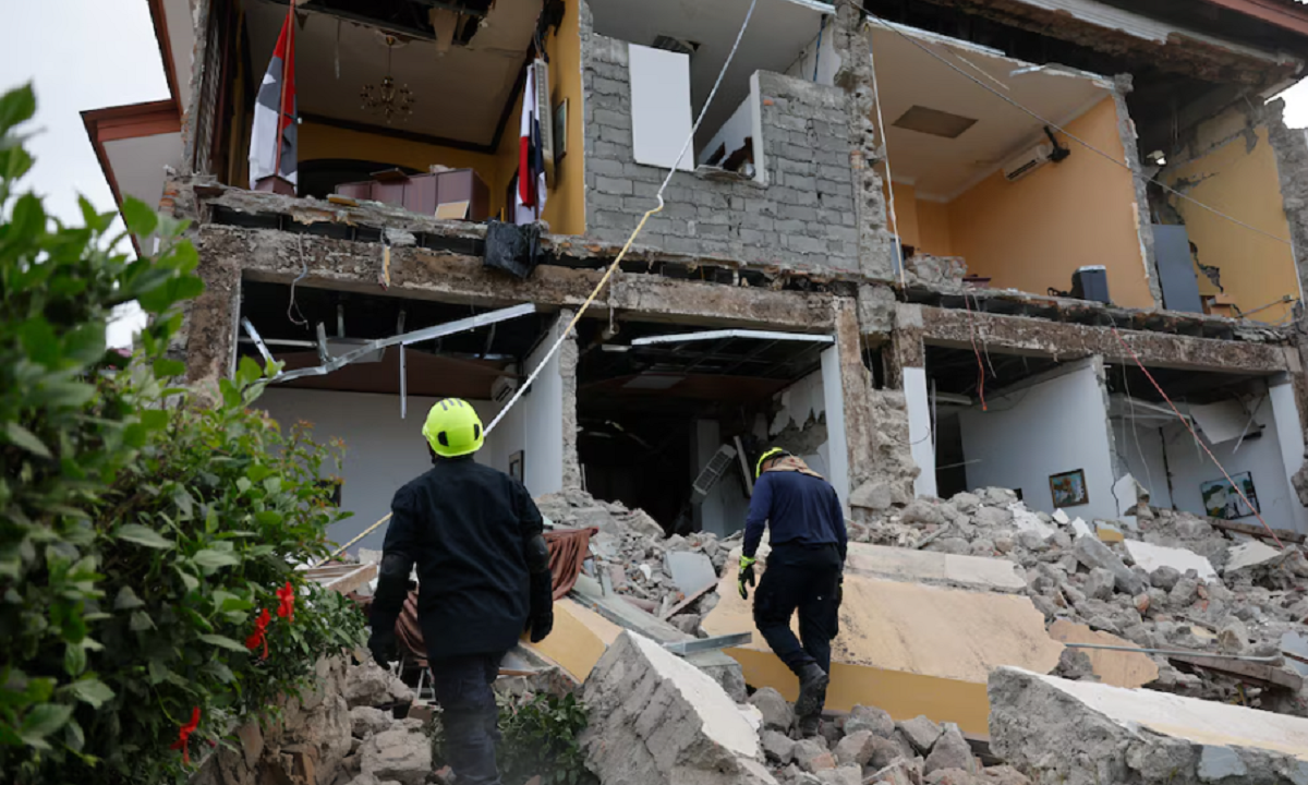 Restos de una vivienda destruida en el distrito de Soná tras el fuerte sismo en Panamá.
