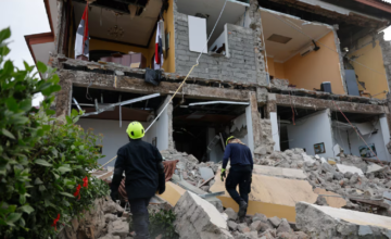 Restos de una vivienda destruida en el distrito de Soná tras el fuerte sismo en Panamá.